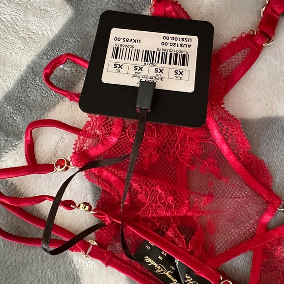 AMY
RED GARTER BELT - Picture 10 of 10